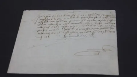 México recupera documento del año 1527 firmado por Hernán Cortés, robado hace más de 30 años
