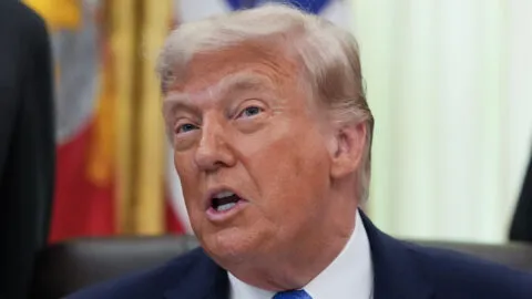 Trump anuncia que acuerdo de paz con Irán se firmará el domingo