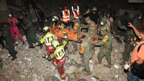 Niño es localizado con vida entre los escombros por el Ejército Mexicano en Venezuela
