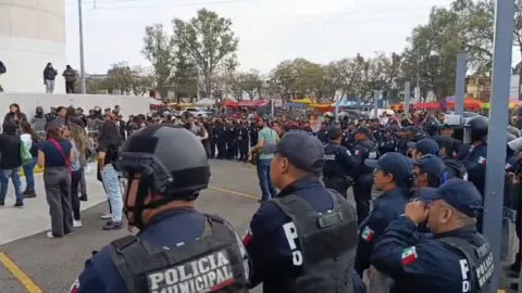 Madres buscadoras protestan en Estadio Cuauhtémoc, pero amplio operativo impide acercamiento