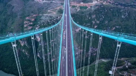 El puente más alto del mundo ya es una de las nuevas atracciones turísticas de China