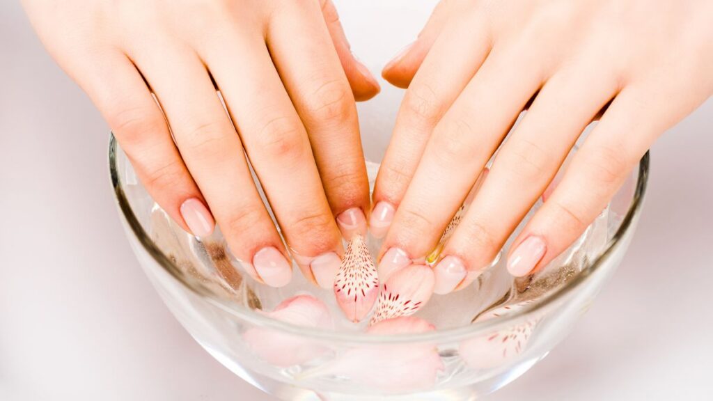 Las uñas “invisibles” se han convertido en una tendencia de belleza centrada en la naturalidad y el efecto limpio