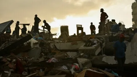 Rescatan en Venezuela a niño de 11 años a 3 días de los terremotos