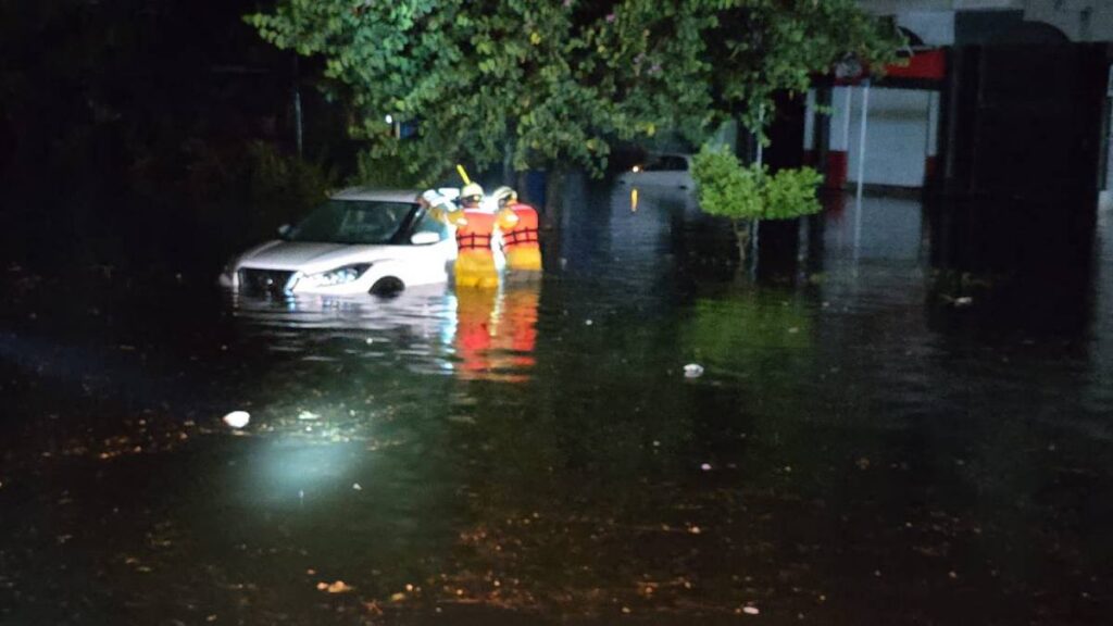 Rescatan a personas atrapadas tras tormenta en Morelia.