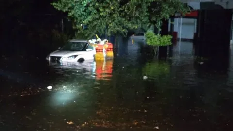 Rescatan a personas atrapadas en su auto tras tormenta en Morelia, Michoacán