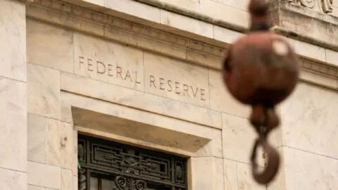 Reserva Federal sube tasas de interés este 2026 por inflación y guerra en Irán