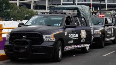 Rastrean celular robado y detienen a mujer con ocho teléfonos en festejos del triunfo de México