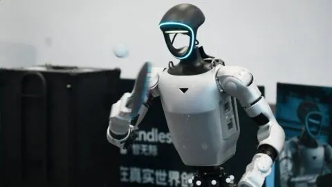 Robot humanoide pierde el control y golpea a un niño durante una exhibición