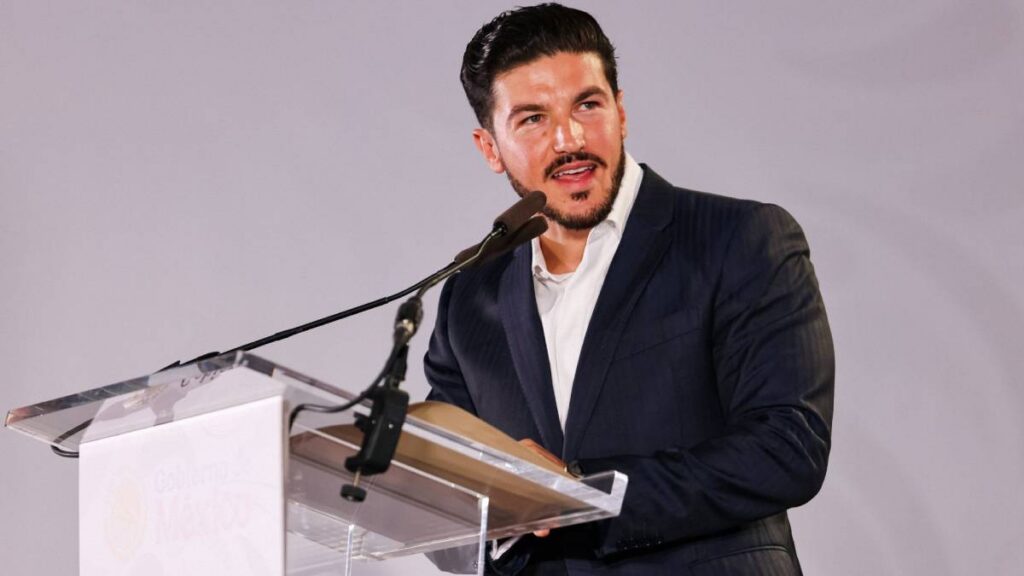 El gobernador Samuel García evitó comparecer ante el Congreso de Nuevo León y entregó por escrito su defensa dentro del juicio político en su contra.