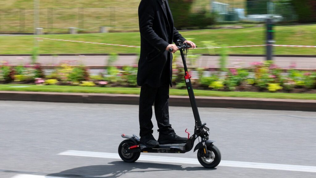 Scooter Causa Choque En Competencia De Ciclismo