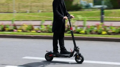 Adulta mayor provoca aparatoso accidente con su scooter en carrera ciclista