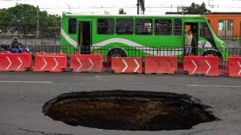 Se forma tremendo socavón en Tlaquepaque, Jalisco