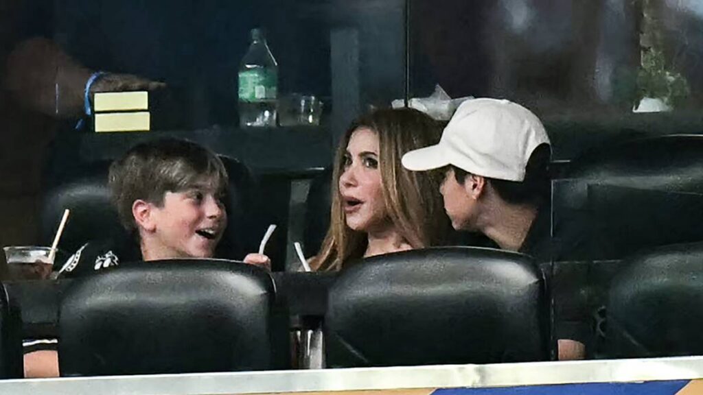 Shakira y sus hijos en el estadio Dallas