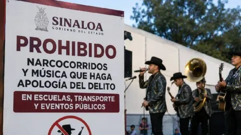 Sinaloa prohíbe narcocorridos y música que haga apología del delito en escuelas, transporte y eventos públicos