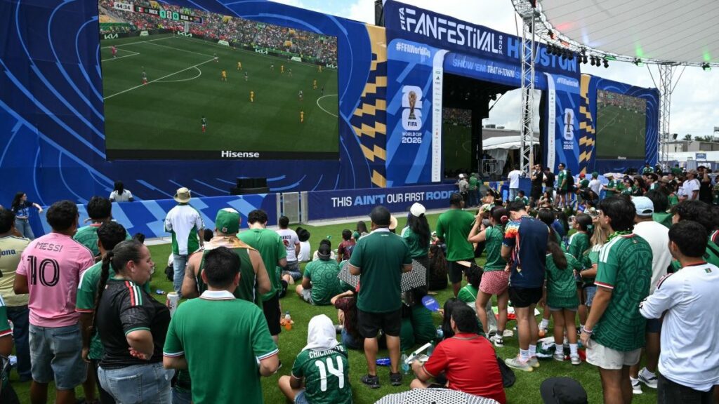 Aficionados se reúnen para ver el partido inaugural del Mundial de Fútbol de 2026 entre México y Sudáfrica en una zona de aficionados de la FIFA en el centro de Houston, Texas