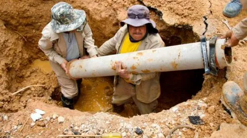 Aparece enorme socavón de 4.5 metros en Parque del Amor, Oaxaca