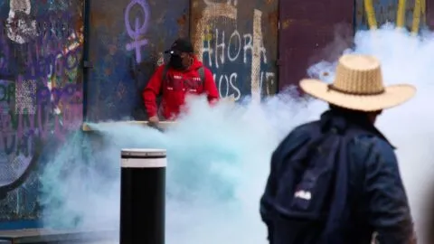 SSC investiga actuación de policías contra manifestantes de la CNTE en el Zócalo de CDMX