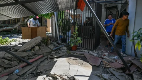 Suman 41 muertos por terremoto de 7.8 en Filipinas; imágenes revelan la devastación