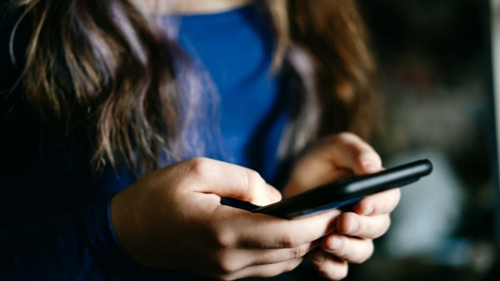 ¿Te deja en visto en el grupo? La psicología explica qué significa