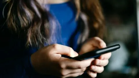 ¿Te deja en visto en el grupo de WhatsApp? La psicología explica qué significa