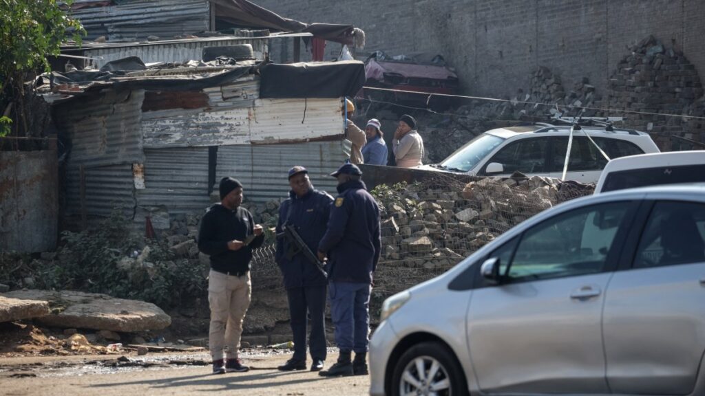 Tiroteo masivo deja como saldo 12 muertos cerca de mina abandonada en Sudáfrica