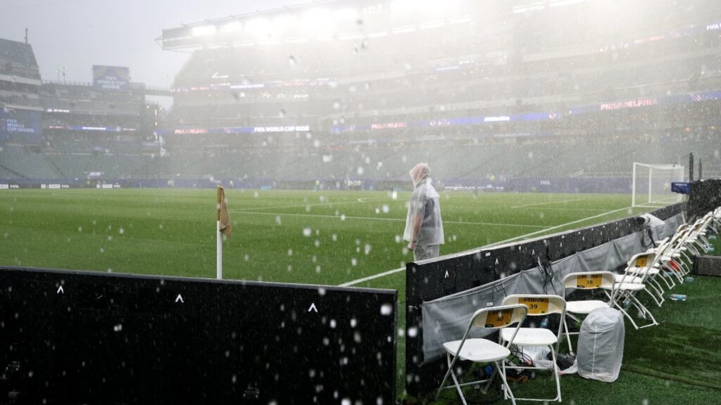 Tormenta severa obliga a suspender temporalmente el Francia vs Irak