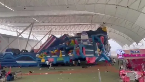 Fuertes ráfagas de viento levantan inflable en Torreón, Coahuila; hay 10 niños lesionados