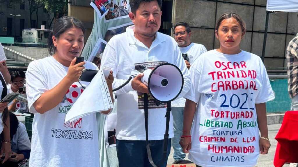 Víctimas y familiares denunciaron casos de tortura en México y exigieron justicia durante una protesta en la Ciudad de México.