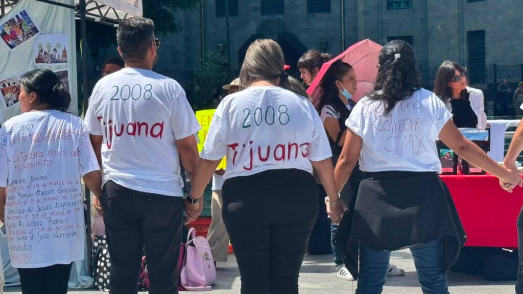 Víctimas y familiares denunciaron casos de tortura en México y exigieron justicia durante una protesta en la Ciudad de México.