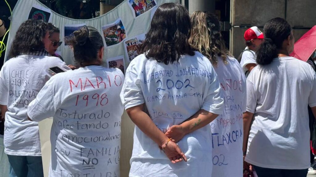 Víctimas y familiares denunciaron casos de tortura en México y exigieron justicia durante una protesta en la Ciudad de México.