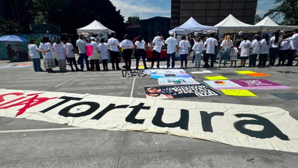 Víctimas y familiares denunciaron casos de tortura en México y exigieron justicia durante una protesta en la Ciudad de México.