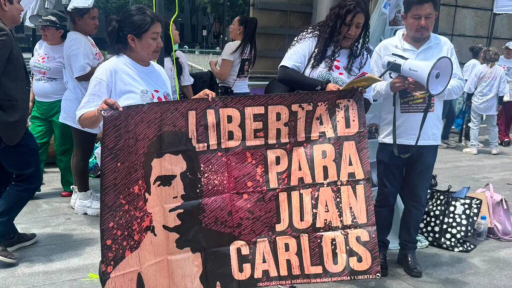 Víctimas y familiares denunciaron casos de tortura en México y exigieron justicia durante una protesta en la Ciudad de México.