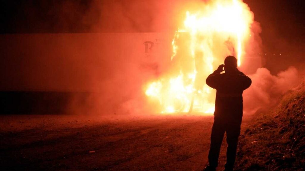 Tráiler con migrantes se incendia en Texas