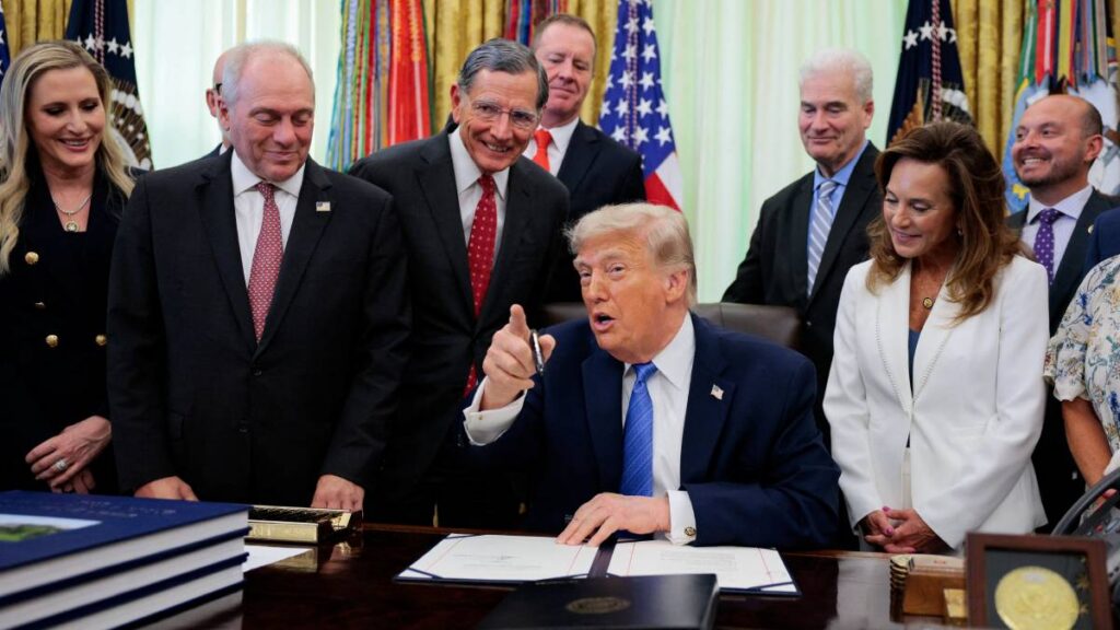 Donald Trump anunció nuevos ataques contra Irán y aseguró que Teherán debe firmar el acuerdo nuclear pendiente.