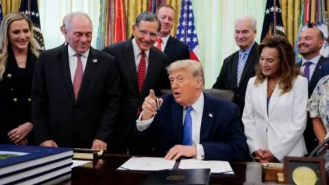 Trump amenaza a Irán: “Los vamos a golpear muy duro” tras derribo de helicóptero