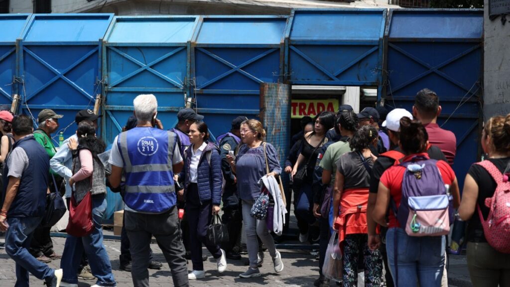 Turistas padecen en el centro de CDMX el plantón de la CNTE y cerco policial