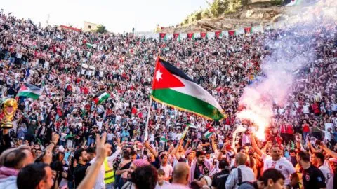 Un muerto y 8 heridos deja estampida humana durante emisión del Mundial en Jordania