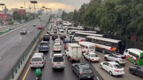 Caos vial en Naucalpan: bloqueo de transportistas en Periférico Norte genera filas kilométricas; denuncian extorsiones