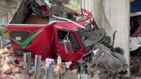 Tráiler se estrella en la México-Toluca y provoca caos vial de 10 kilómetros