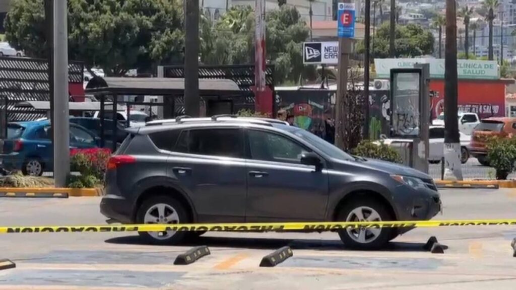 Camioneta donde encontraron un cuerpo en Tijuana