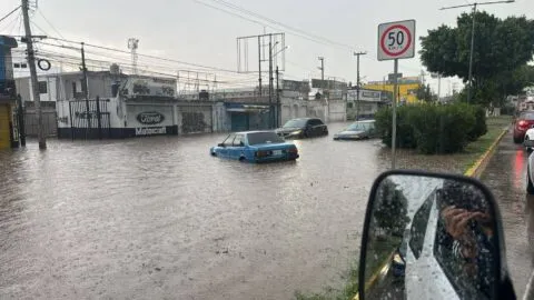 Lluvias colapsan vialidades en Edomex; suspenden servicio del Mexibús