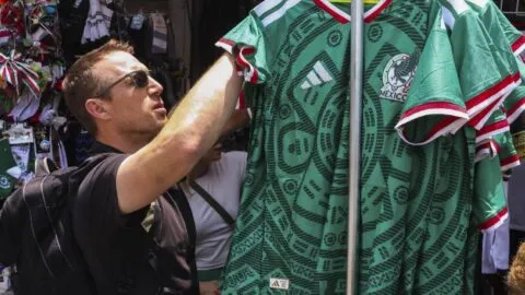 Video revela cómo dos farderas roban playeras de la Selección Mexicana en Tehuacán, Puebla
