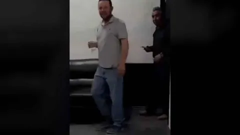 Exhiben al alcalde de Villanueva ingiriendo alcohol en la sala de cabildo; responde que es “guerra sucia”