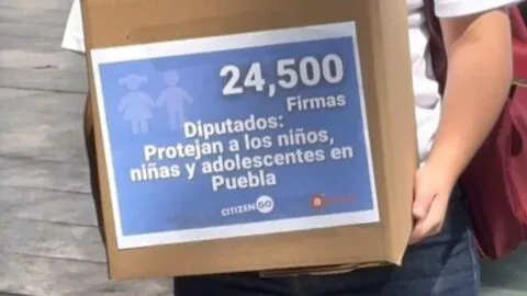 Entregan 23 mil firmas contra reforma de identidad de género en menores en Puebla; PVEM adelanta voto en contra