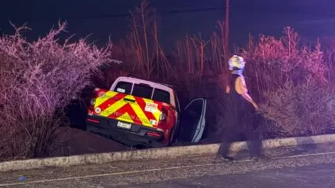 Vuelca ambulancia cuando acudía a emergencia en León, reportan graves a 2 paramédicos