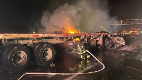 Sobrevive chofer tras volcadura e incendio de tráiler en Colima
