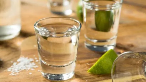 ¡Atención! Alertan por tequila y whisky falsos: Cofepris advierte sobre botellas Don Julio y Buchanan’s