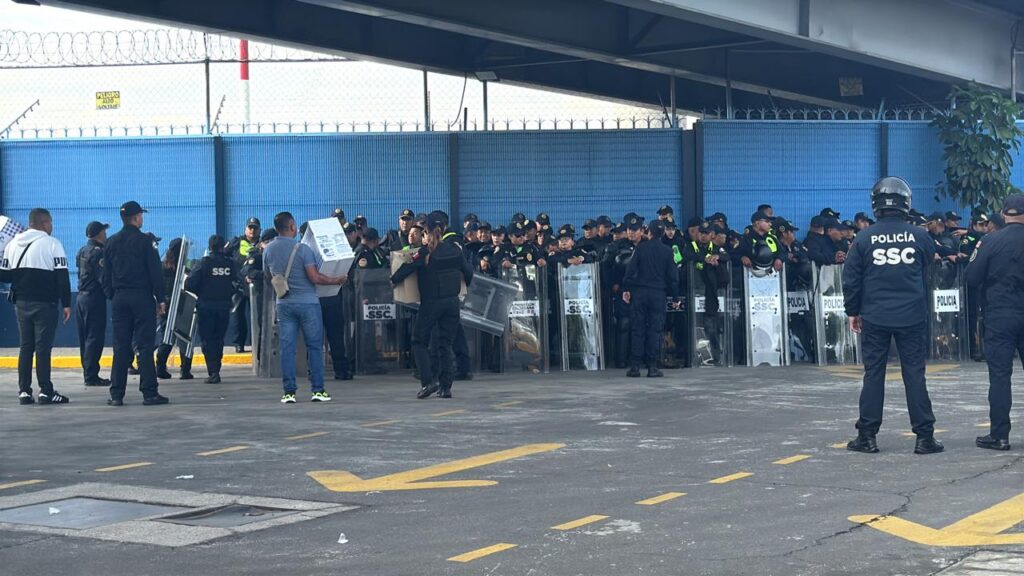 Operativo ante la CNTE en el AICM. Foto: Eduardo Ruíz