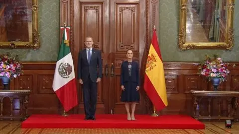 Rey Felipe VI llega a México; Sheinbaum lo recibe en Palacio Nacional