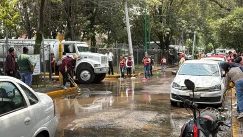 Realizan labores de limpieza tras inundaciones en Tlalnepantla